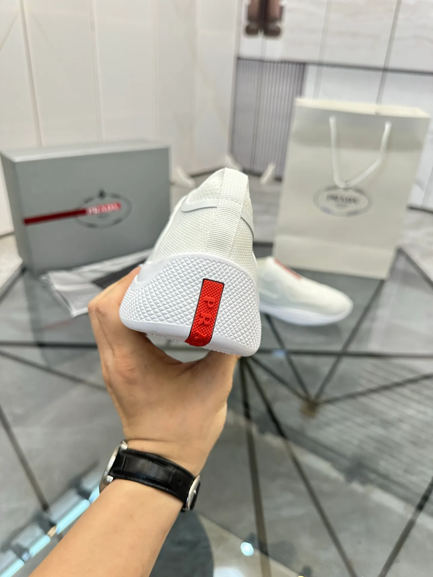 Men's shoes: 💰P460¥ High-end top quality Product trademark: Prada *"Prada*" low-top casual shoes Regular size: 38-45 (can be customized to 46) Product materials: imported original breathable fly knit upper, breathable lining, original outsole. No.: 001